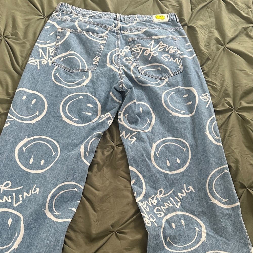 H&M Light Blue Denim High Rise Jeans with White Smiley Print - Picture 4 of 7
